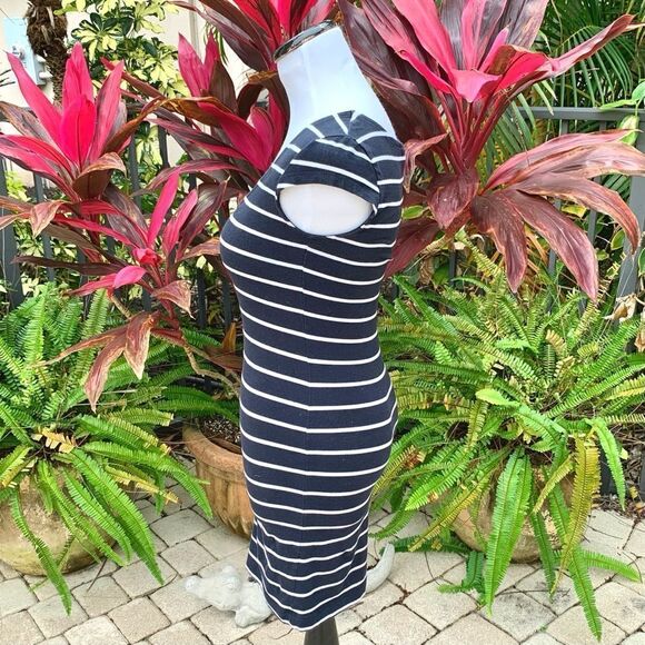 🍍3/$15🍍H&M Casual Fitted Mini Dress - Picture 2 of 5